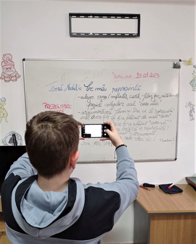 „Mă uit la copiii cu care lucrez şi am mare încredere în viitor” 247485