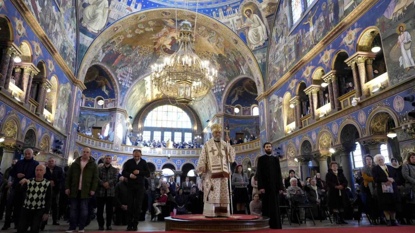 „Crucea este pentru noi pavăză, ocrotitoare, semnul biruinței” 247534