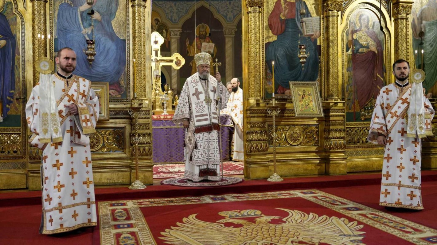 „Crucea este pentru noi pavăză, ocrotitoare, semnul biruinței” 247535