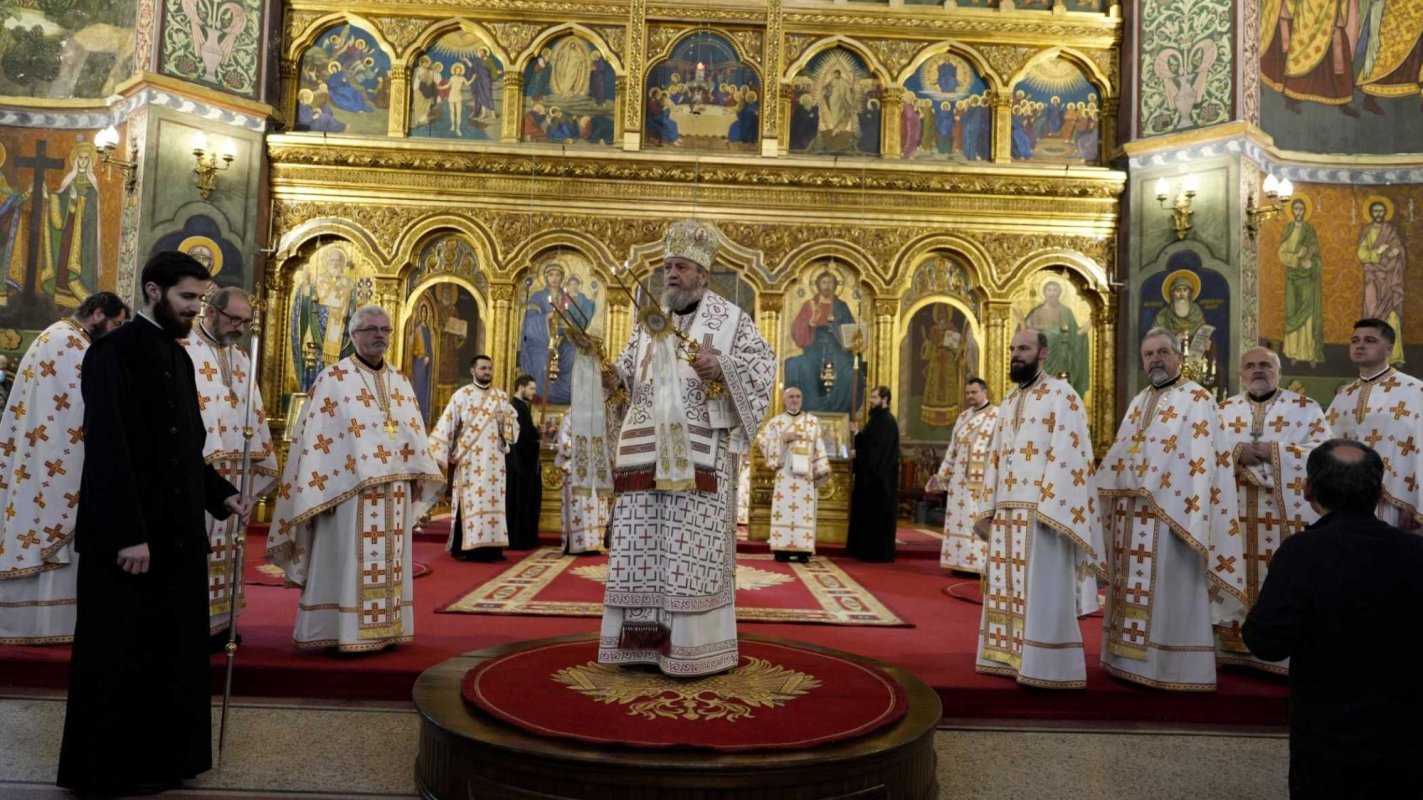 „Crucea este pentru noi pavăză, ocrotitoare, semnul biruinței” 247536