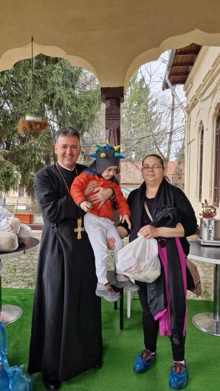 Daruri pentru copii din partea Arhiepiscopiei Târgoviștei  247896