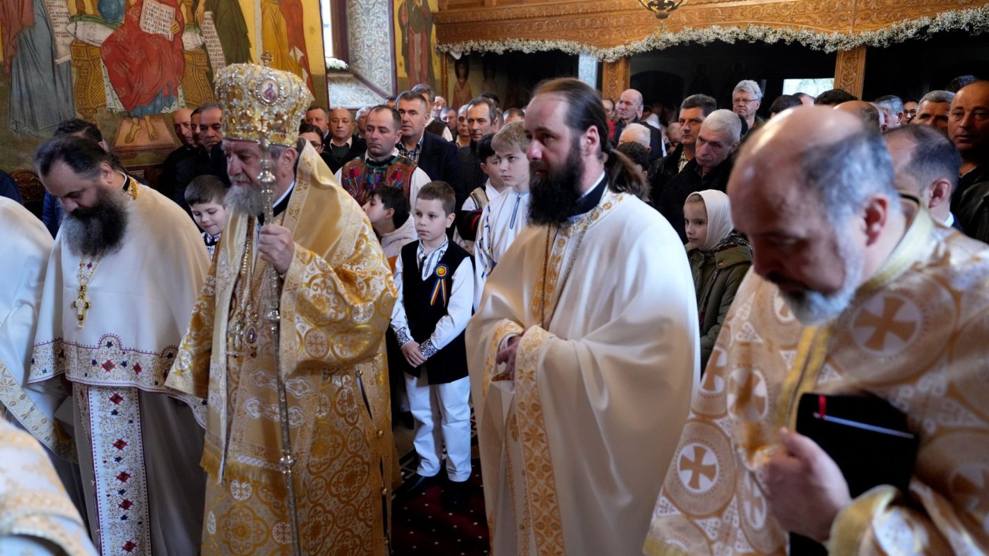 Resfinţire de biserică în Poiana Mărului, Braşov 249039