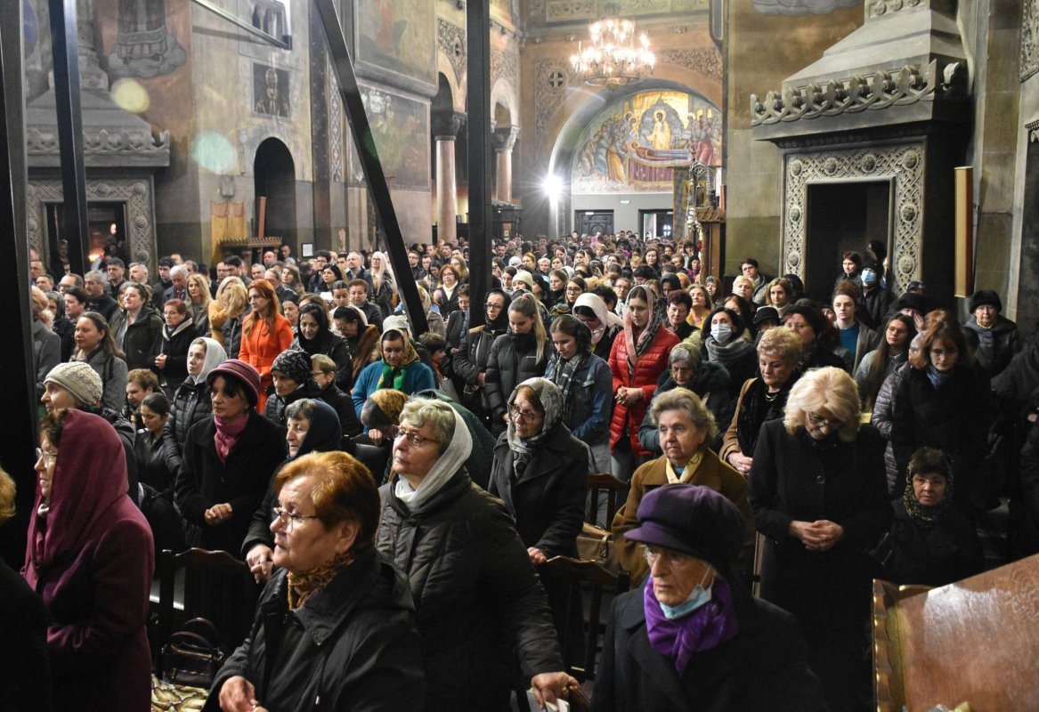 „Să ne răstignim împreună cu Hristos față de păcat” 249013