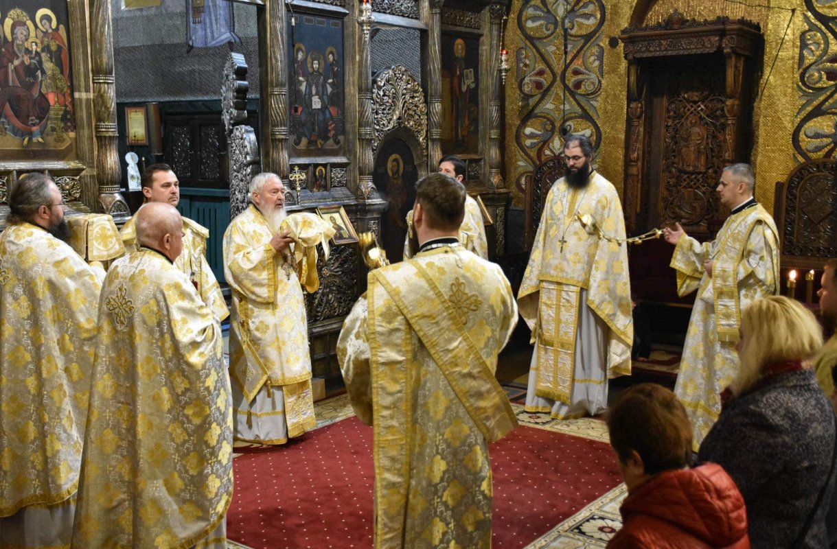 „Să ne răstignim împreună cu Hristos față de păcat” 249014