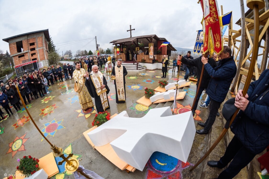 „Să ne răstignim împreună cu Hristos față de păcat” 249018