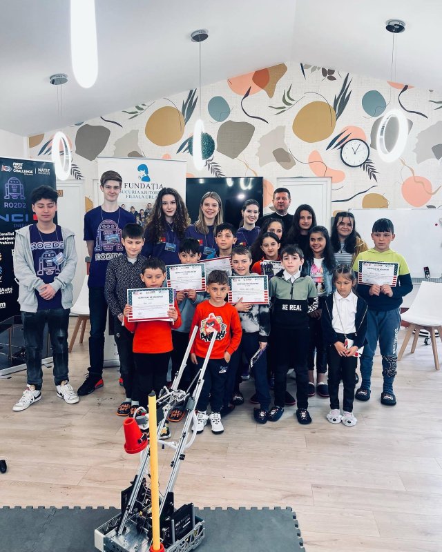 Echipă de robotică în mijlocul copiilor de la Centrul de zi „Sfântul Stelian” 249263