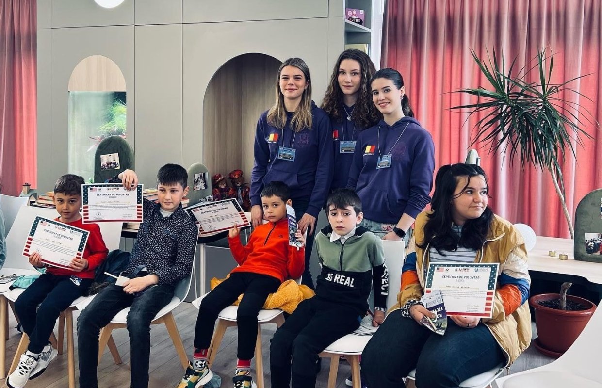 Echipă de robotică în mijlocul copiilor de la Centrul de zi „Sfântul Stelian” 249264