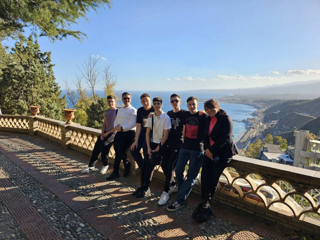 Din vecinătatea Vulcanilor noroioși la poalele Etnei  249438