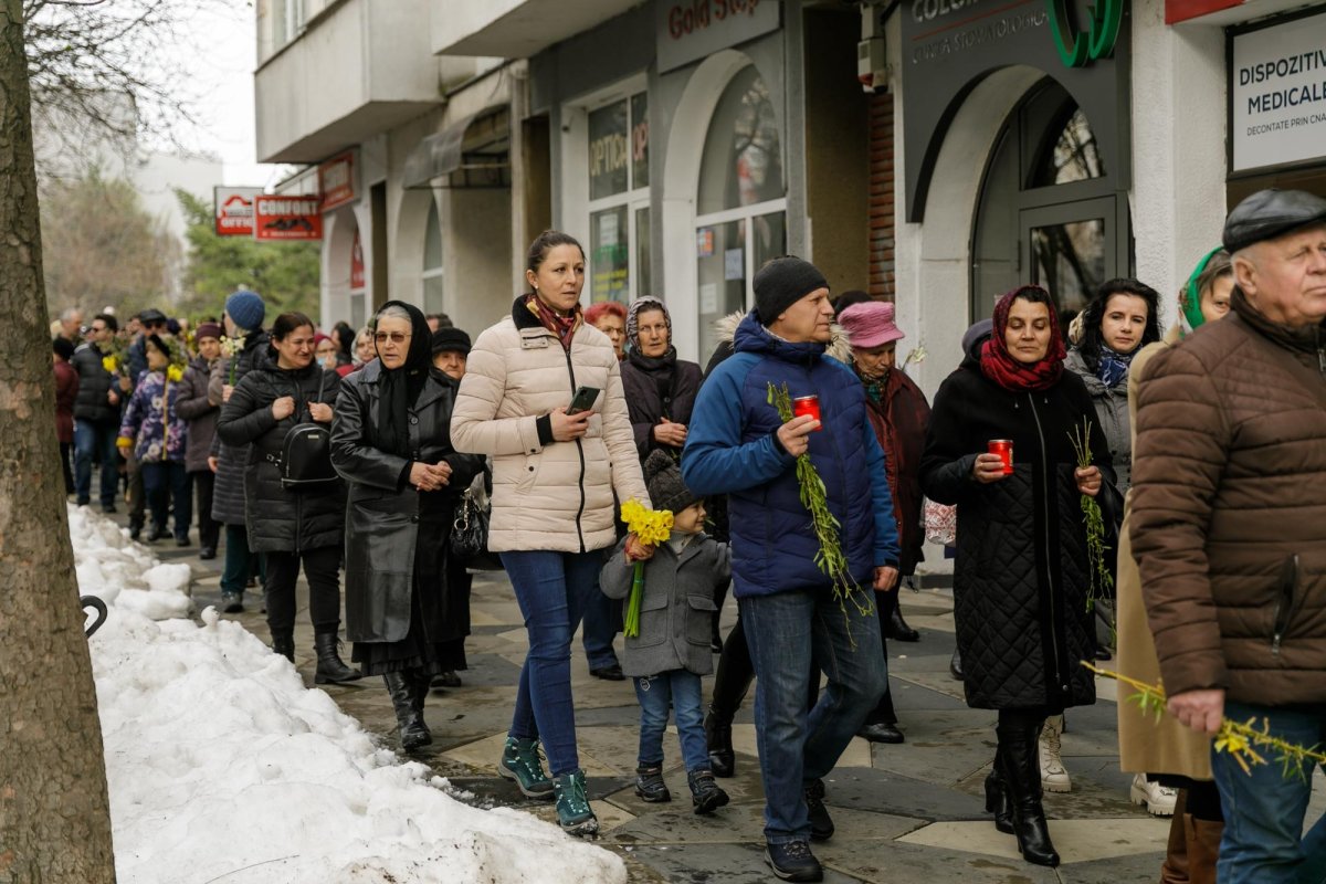 Mii de ieșeni au mers în procesiune cu flori și stâlpări 249715