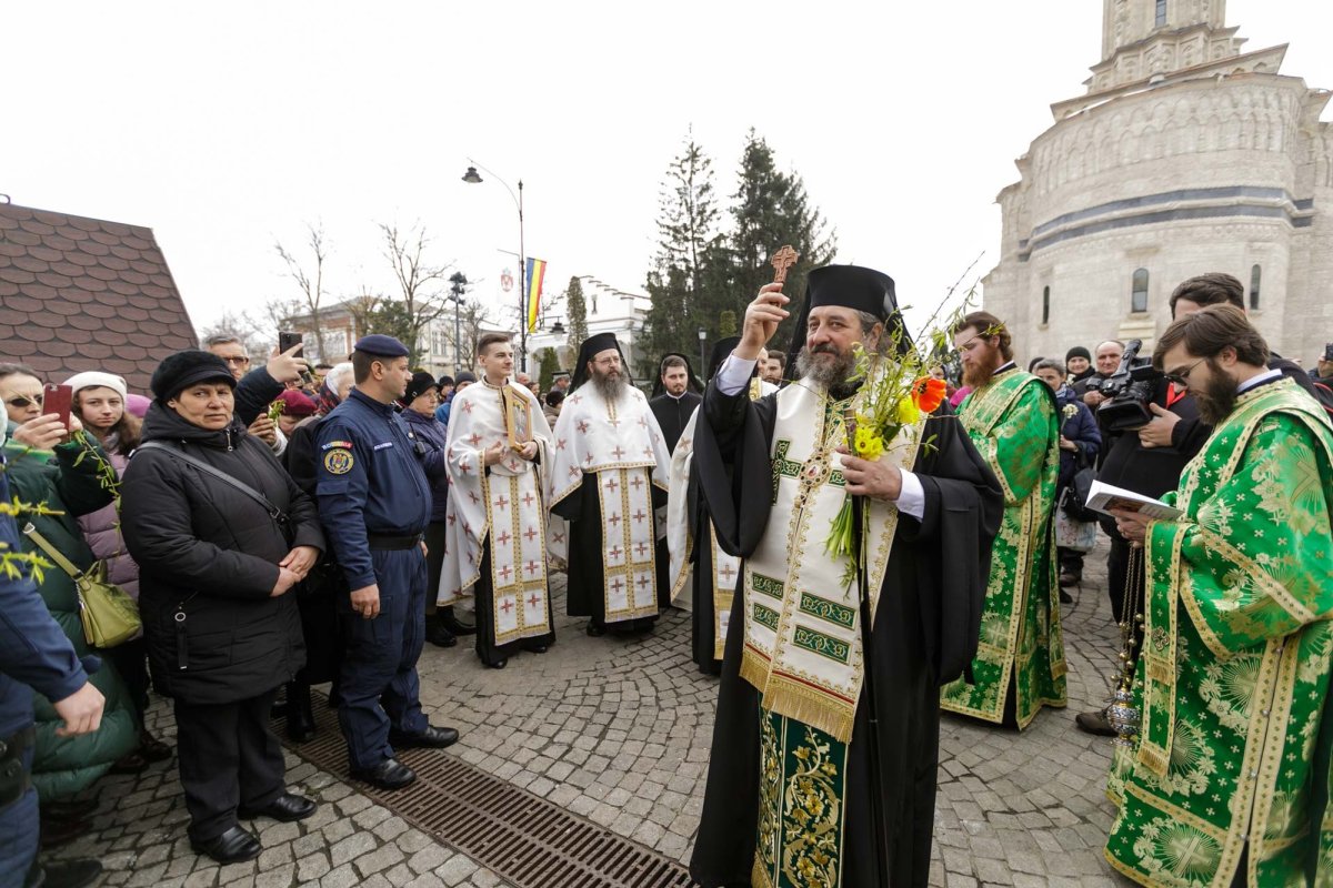 Mii de ieșeni au mers în procesiune cu flori și stâlpări 249718