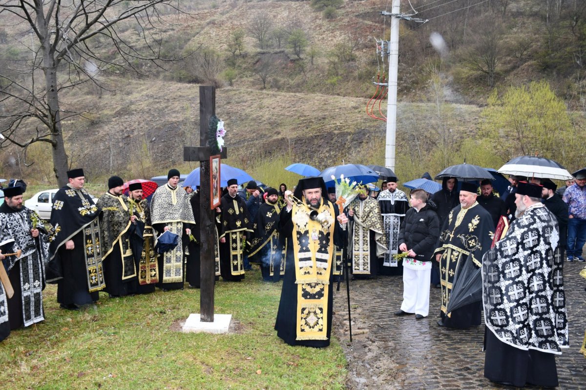 Procesiunea „Drumul Crucii” și hramul unei biserici din Eparhia Caransebeșului  249815