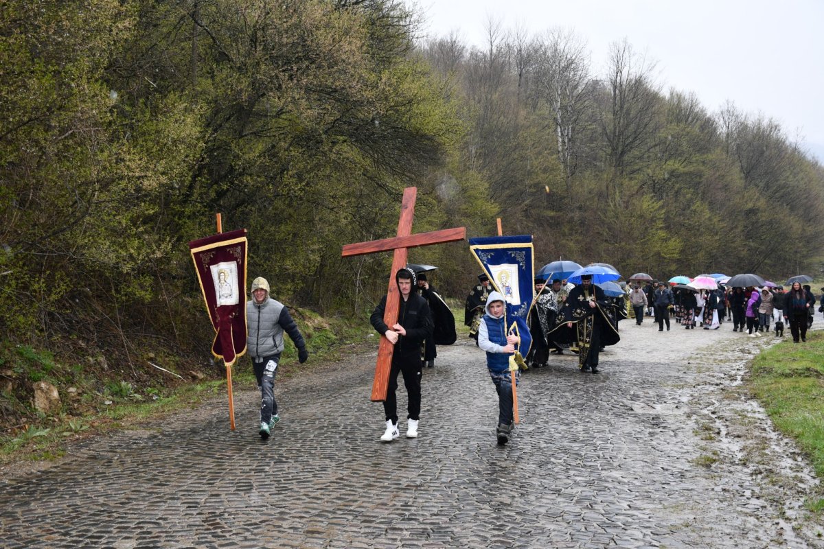 Procesiunea „Drumul Crucii” și hramul unei biserici din Eparhia Caransebeșului  249816
