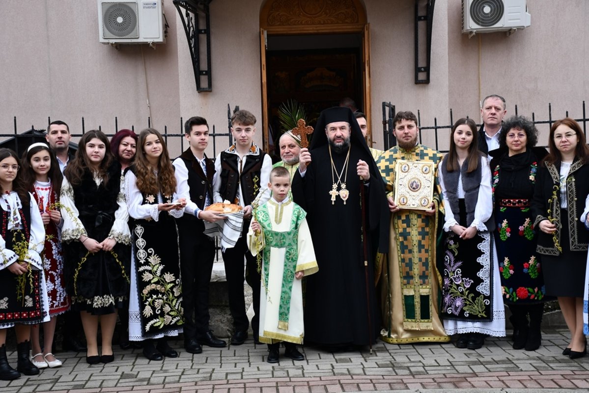 Procesiunea „Drumul Crucii” și hramul unei biserici din Eparhia Caransebeșului  249817