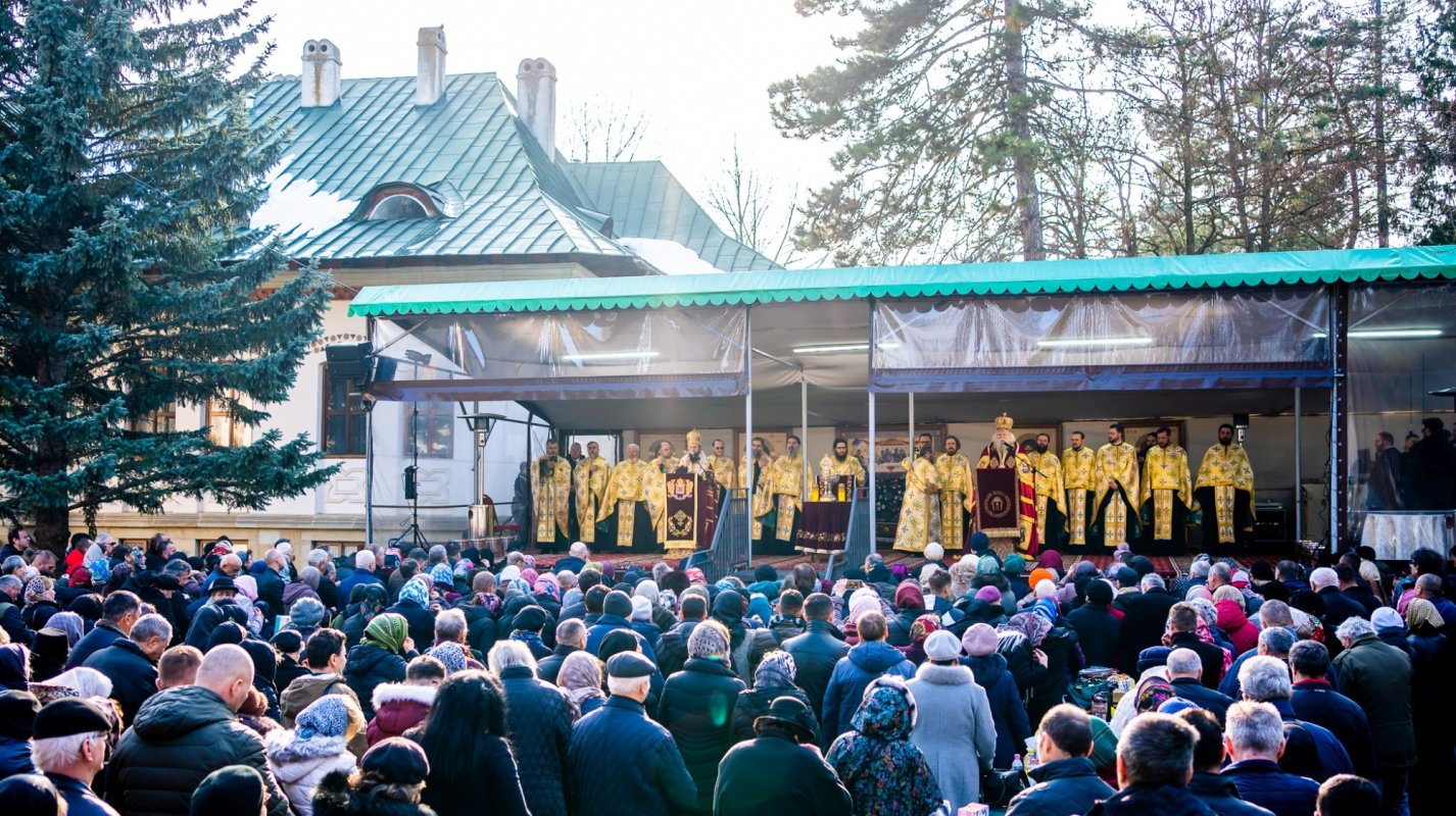 Taina Sfântului Maslu de obște săvârșită de către ierarhii Arhiepiscopiei Sucevei și Rădăuților 249923