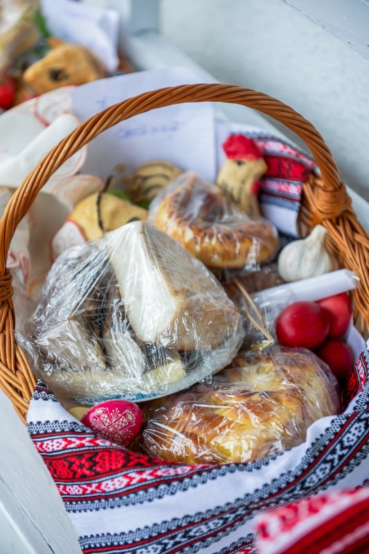 Tradiții pascale în lumea satului 250138