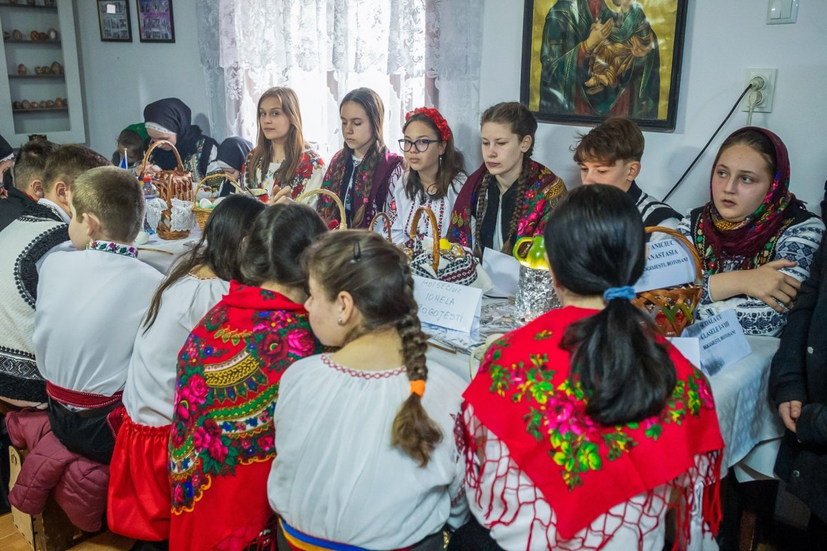 Tradiții pascale în lumea satului 250142
