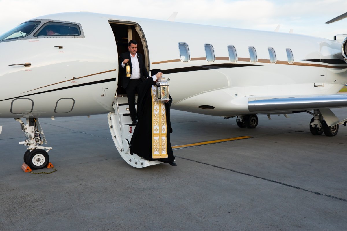 Sfânta Lumină de la Ierusalim a ajuns în țara noastră  250574