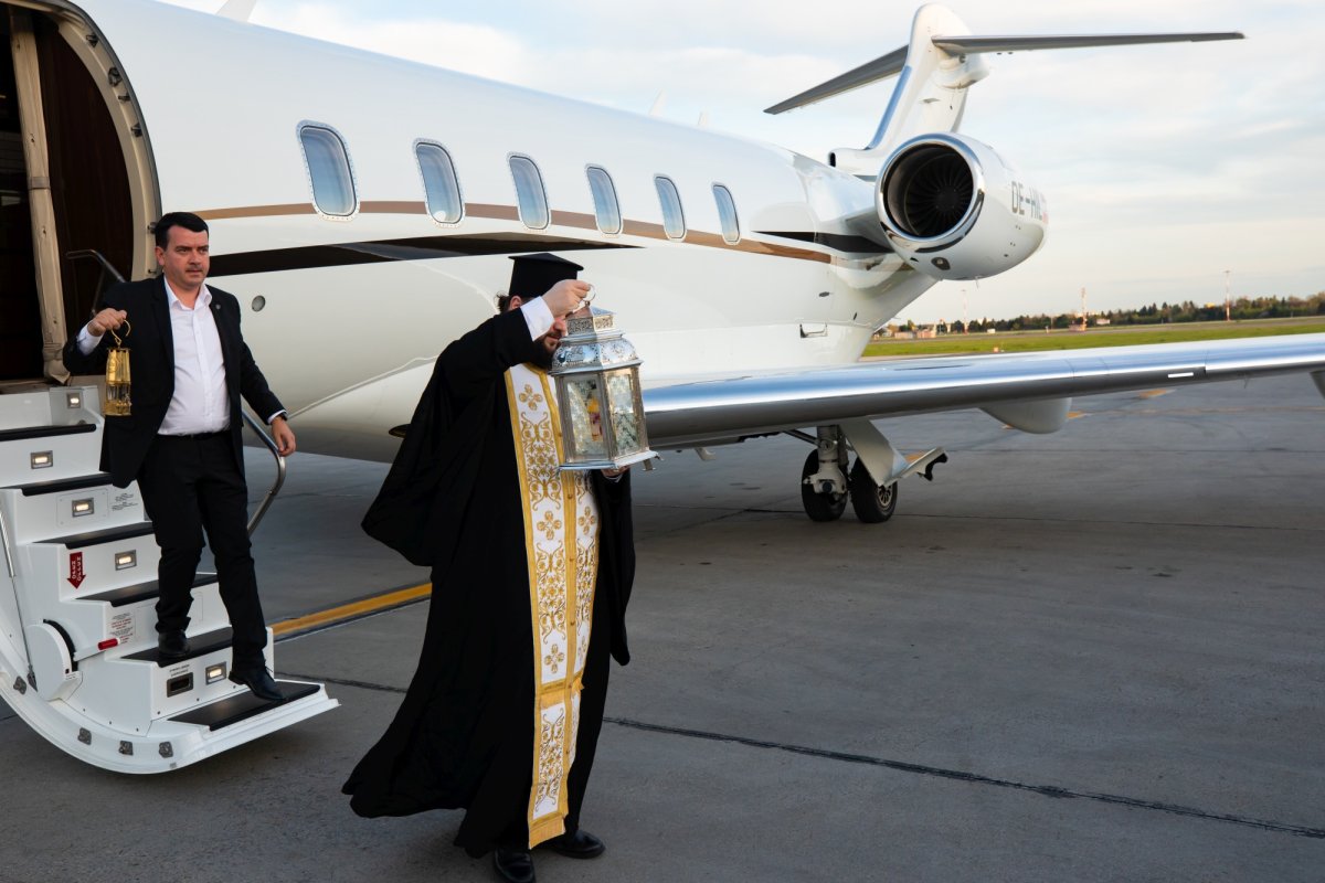 Sfânta Lumină de la Ierusalim a ajuns în țara noastră  250575