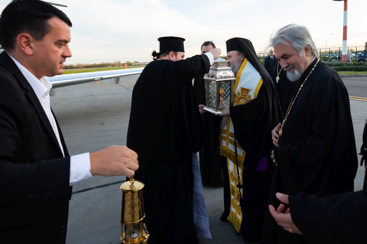 Sfânta Lumină de la Ierusalim a ajuns în țara noastră  250576