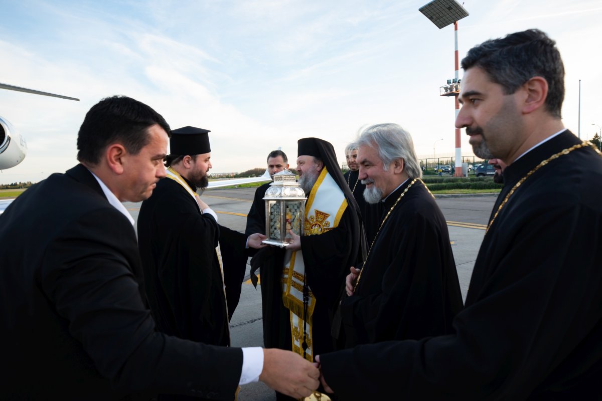 Sfânta Lumină de la Ierusalim a ajuns în țara noastră  250577