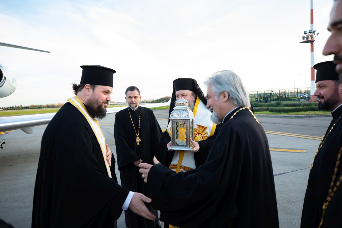 Sfânta Lumină de la Ierusalim a ajuns în țara noastră  250578