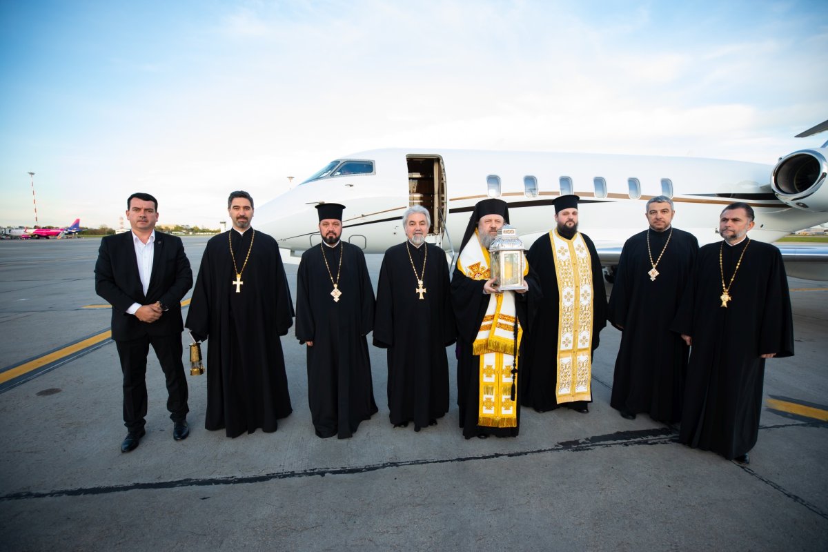 Sfânta Lumină de la Ierusalim a ajuns în țara noastră  250580