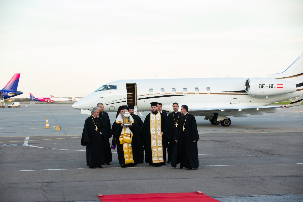 Sfânta Lumină de la Ierusalim a ajuns în țara noastră  250581