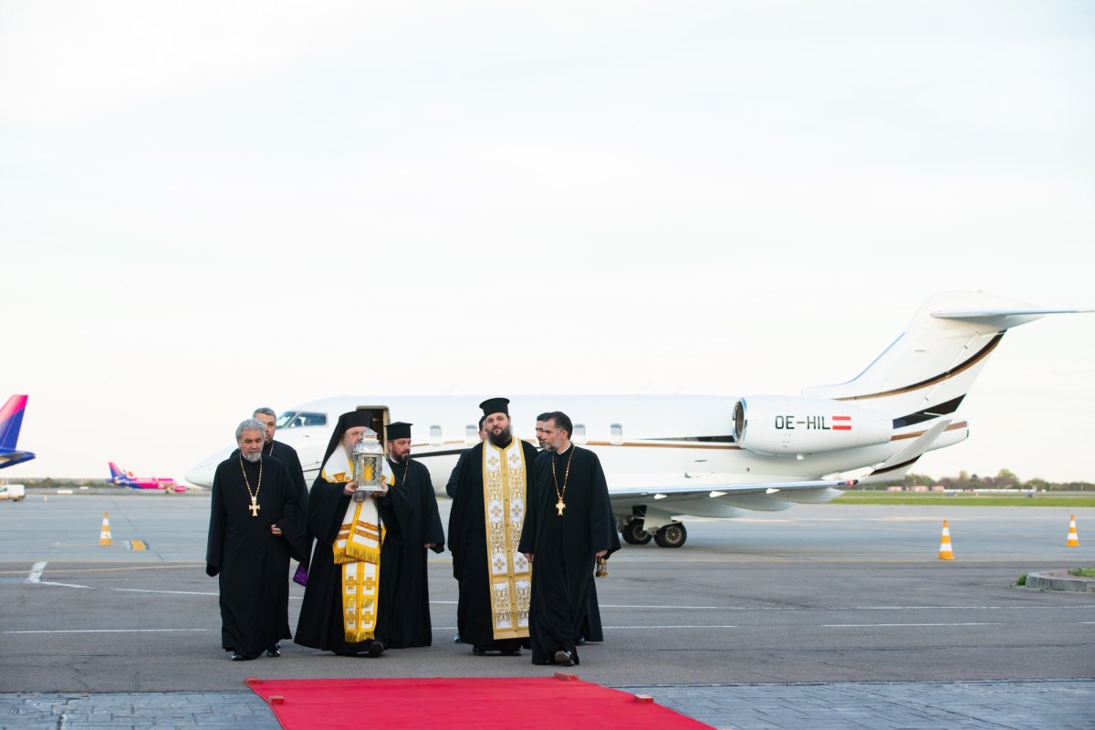 Sfânta Lumină de la Ierusalim a ajuns în țara noastră  250582