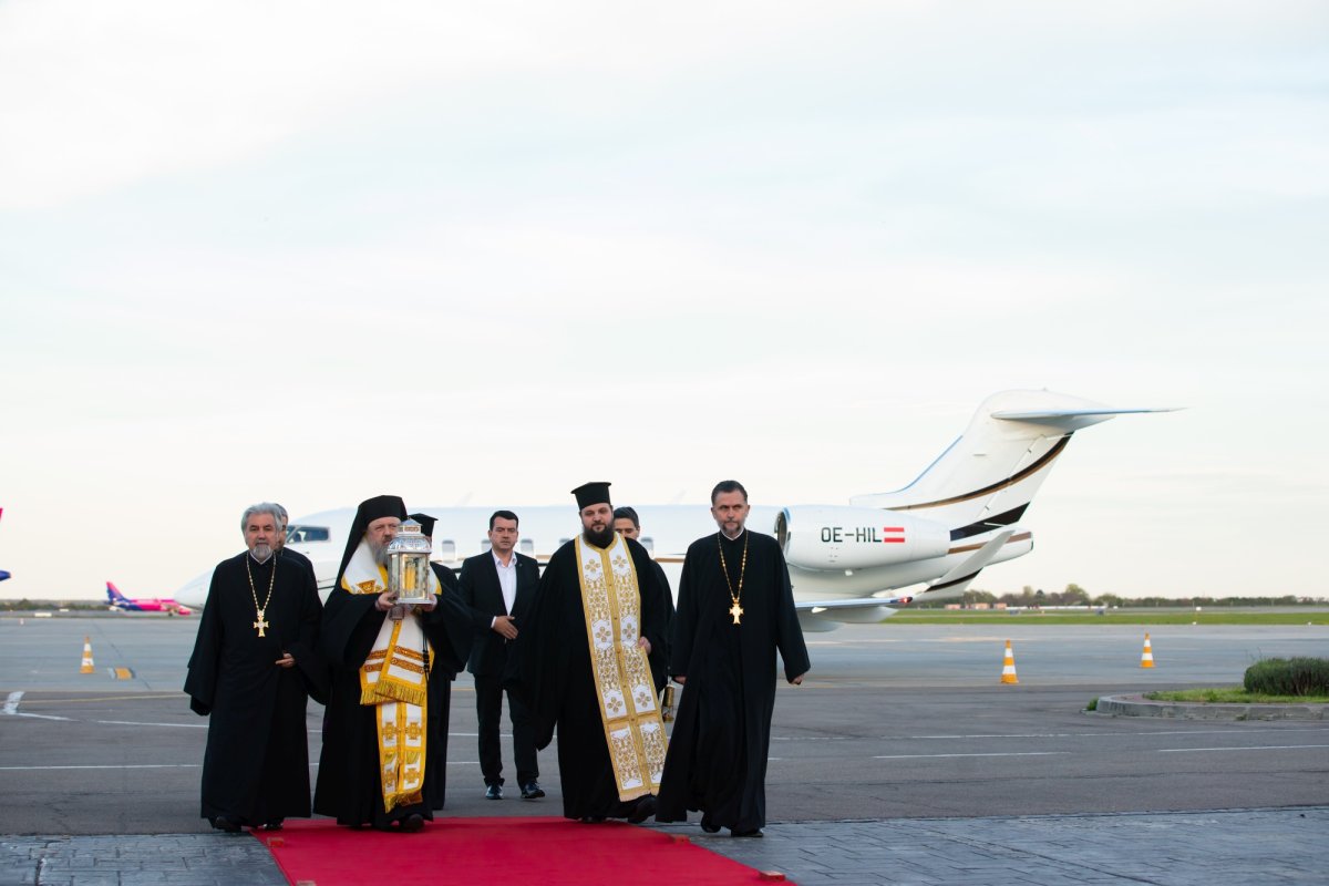 Sfânta Lumină de la Ierusalim a ajuns în țara noastră  250583