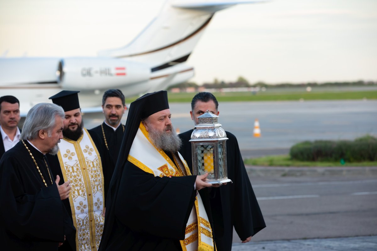 Sfânta Lumină de la Ierusalim a ajuns în țara noastră  250584