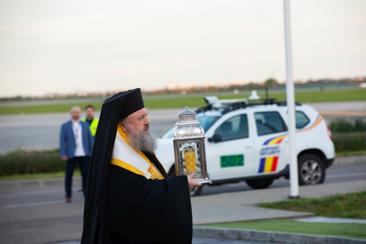 Sfânta Lumină de la Ierusalim a ajuns în țara noastră  250585