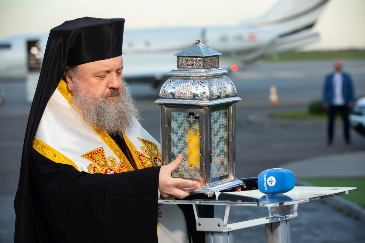 Sfânta Lumină de la Ierusalim a ajuns în țara noastră  250586