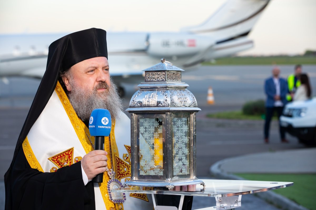 Sfânta Lumină de la Ierusalim a ajuns în țara noastră  250587