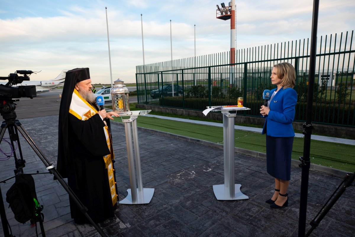 Sfânta Lumină de la Ierusalim a ajuns în țara noastră  250591