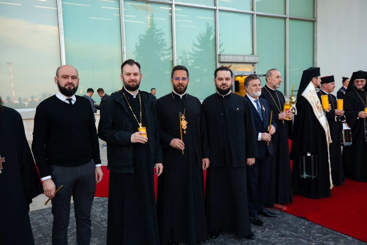 Sfânta Lumină de la Ierusalim a ajuns în țara noastră  250592