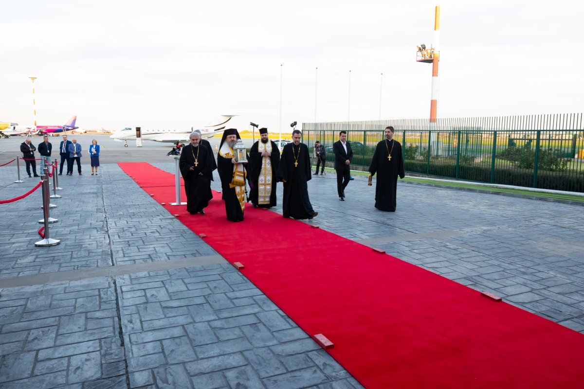 Sfânta Lumină de la Ierusalim a ajuns în țara noastră  250594