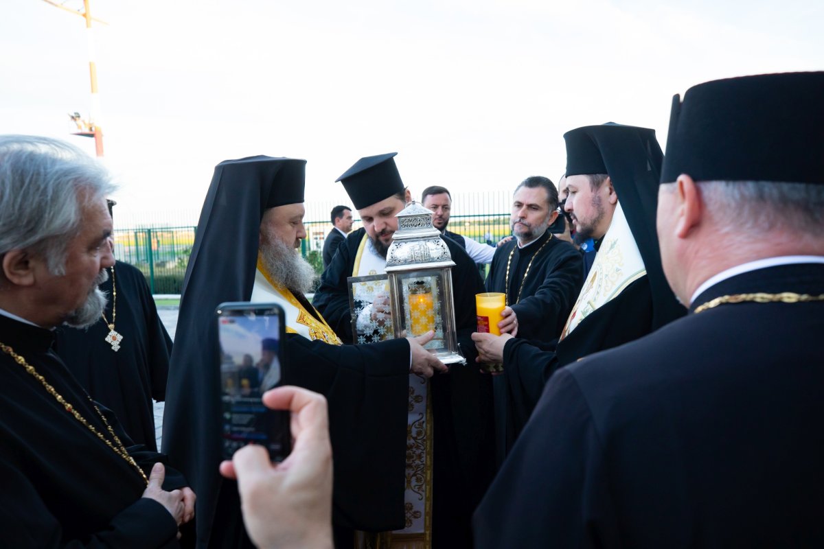 Sfânta Lumină de la Ierusalim a ajuns în țara noastră  250595