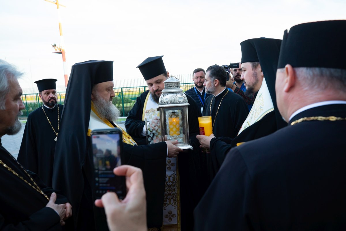 Sfânta Lumină de la Ierusalim a ajuns în țara noastră  250596