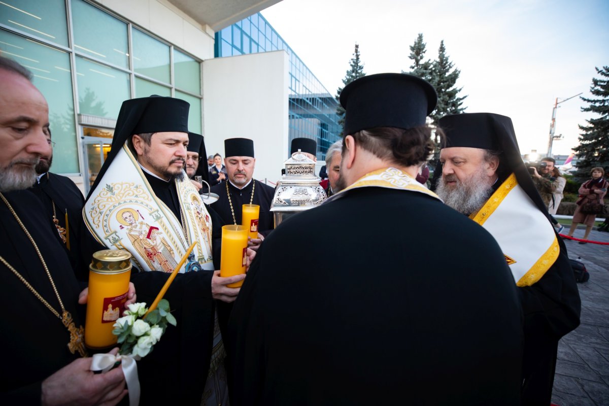 Sfânta Lumină de la Ierusalim a ajuns în țara noastră  250597