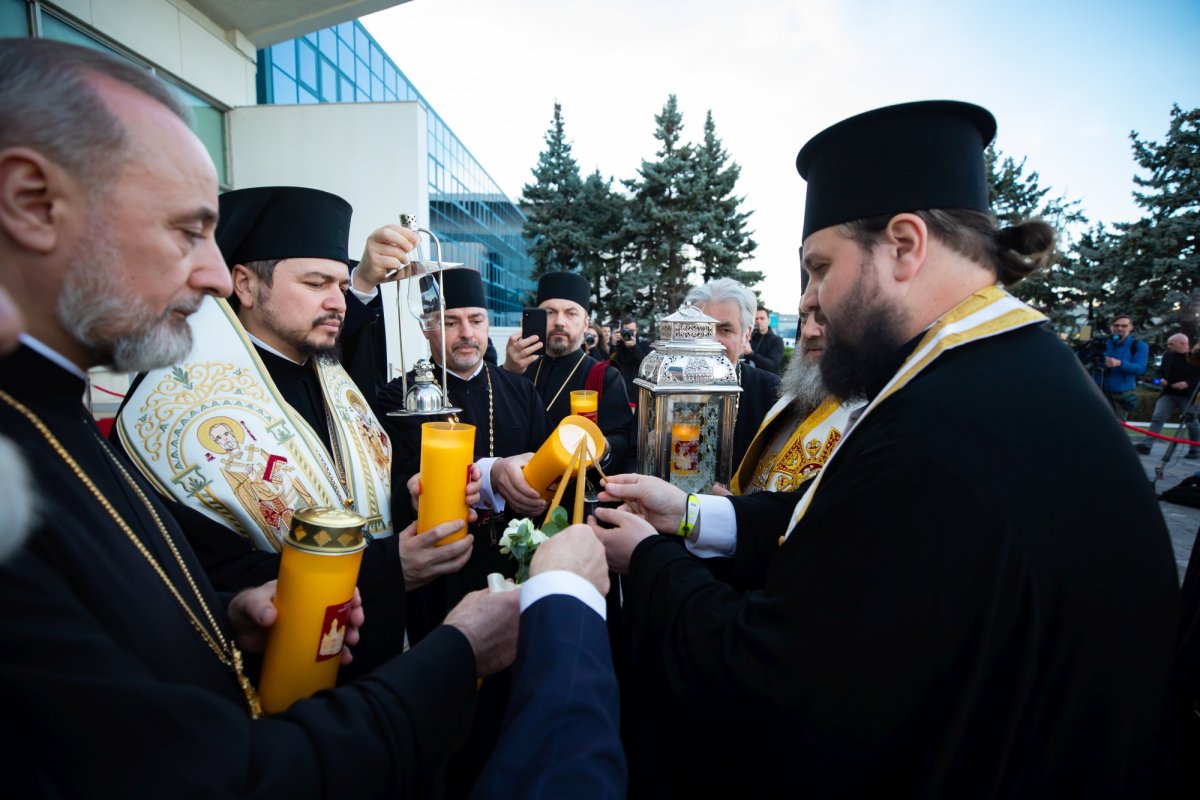 Sfânta Lumină de la Ierusalim a ajuns în țara noastră  250598