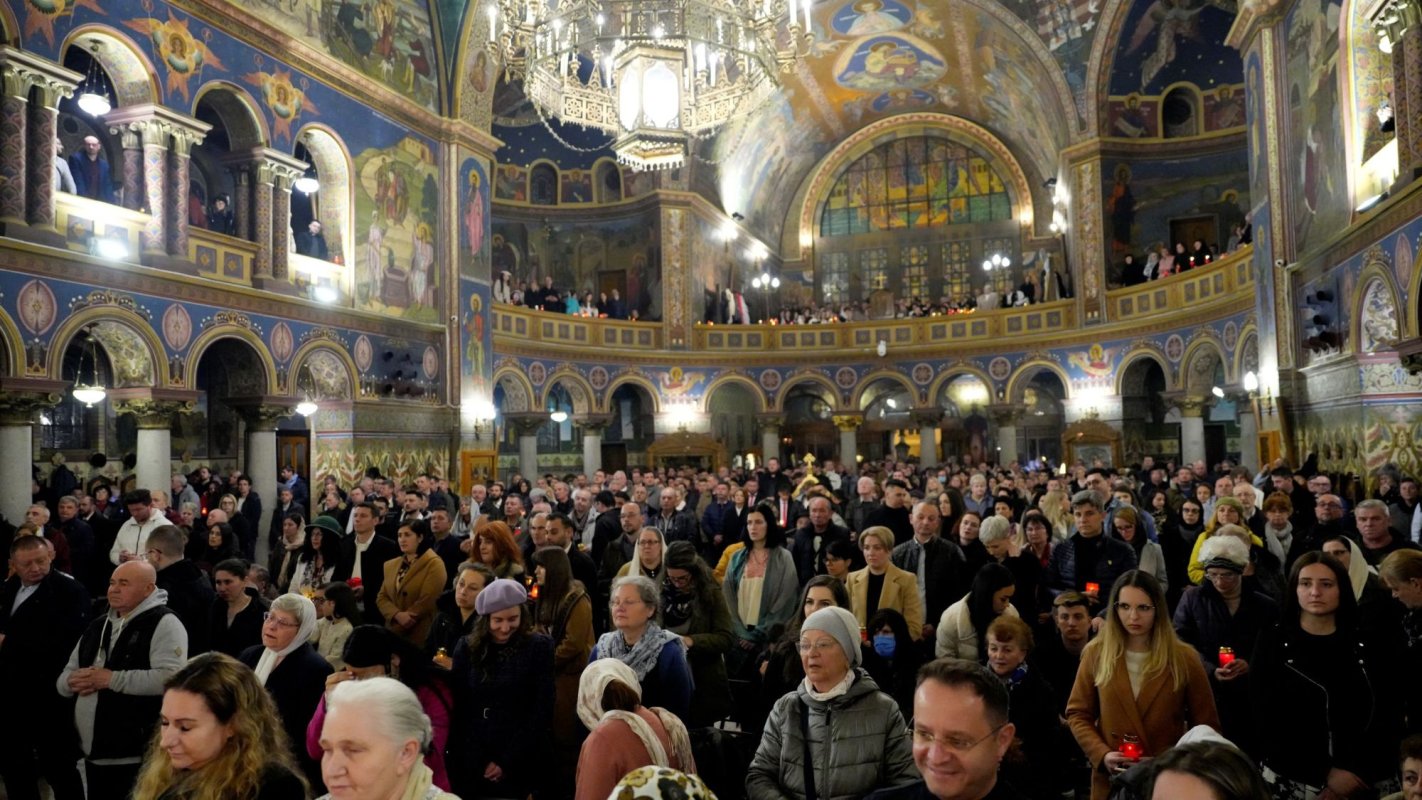 Sfânta Lumină, împărţită sibienilor de Mitropolitul Ardealului 250673