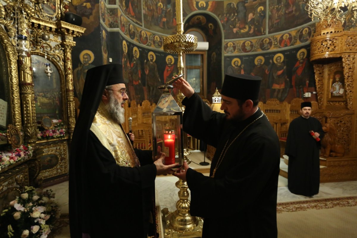 Peste 8.000 de buzoieni au primit Lumina Sfântă de la Părintele Arhiepiscop Ciprian 251025