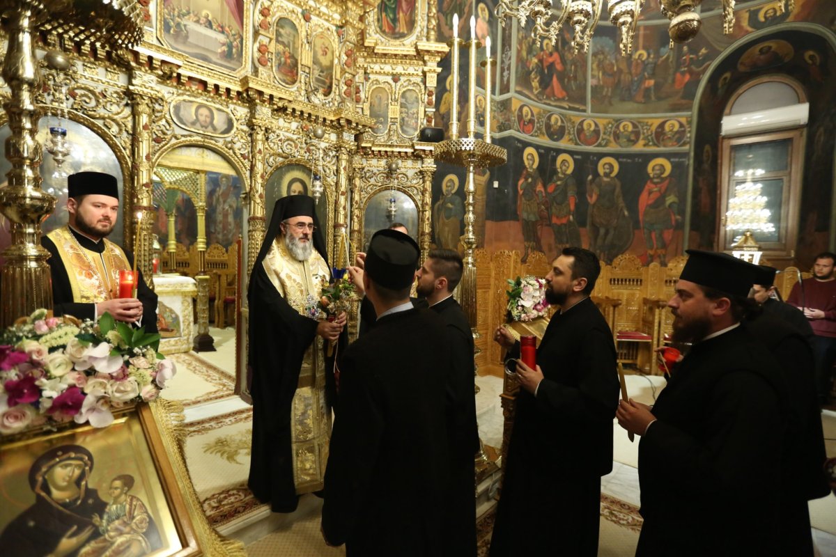 Peste 8.000 de buzoieni au primit Lumina Sfântă de la Părintele Arhiepiscop Ciprian 251026