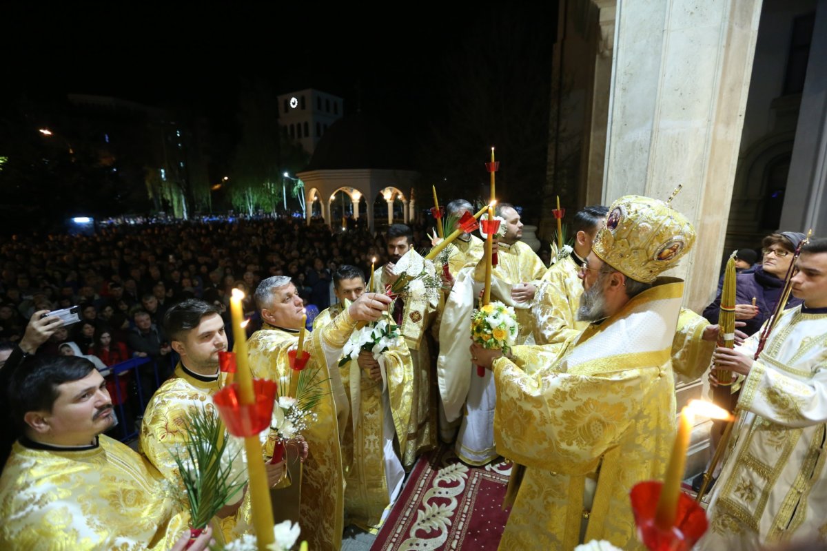 Peste 8.000 de buzoieni au primit Lumina Sfântă de la Părintele Arhiepiscop Ciprian 251027