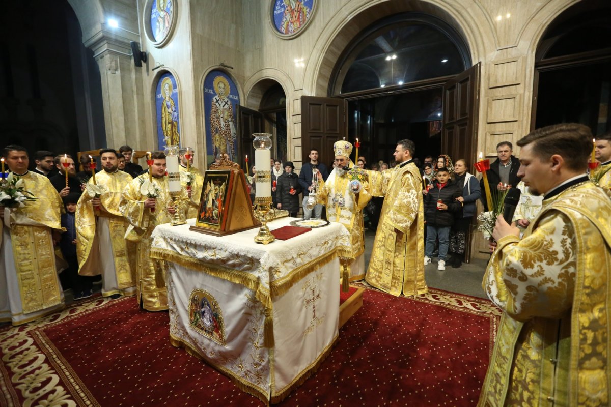 Peste 8.000 de buzoieni au primit Lumina Sfântă de la Părintele Arhiepiscop Ciprian 251029