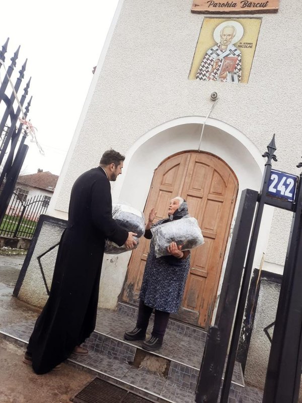 Daruri pentru bătrânii și familiile nevoiașe din Bărcut, județul Brașov 251697