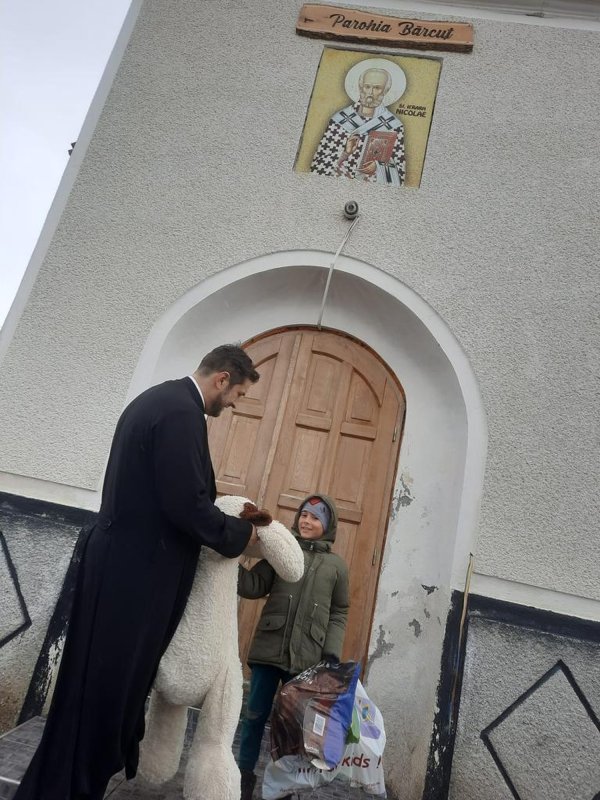 Daruri pentru bătrânii și familiile nevoiașe din Bărcut, județul Brașov 251701