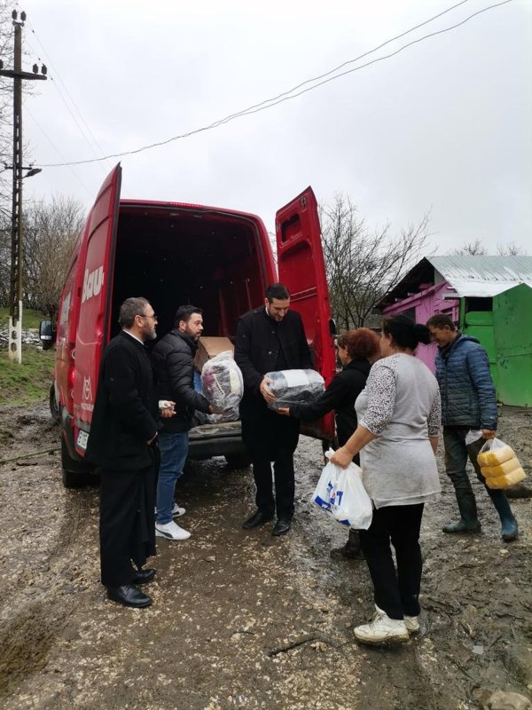 Daruri pentru bătrânii și familiile nevoiașe din Bărcut, județul Brașov 251706