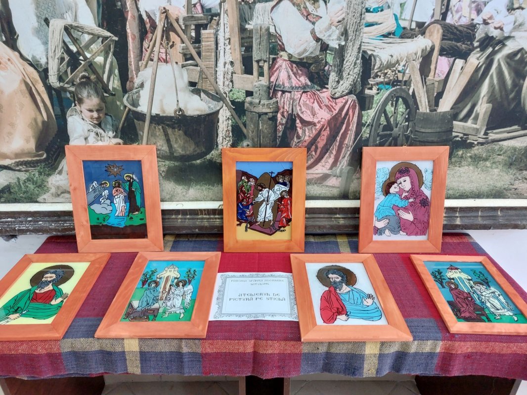 Expoziție de icoane pe sticlă la Săcele, județul Brașov 251687