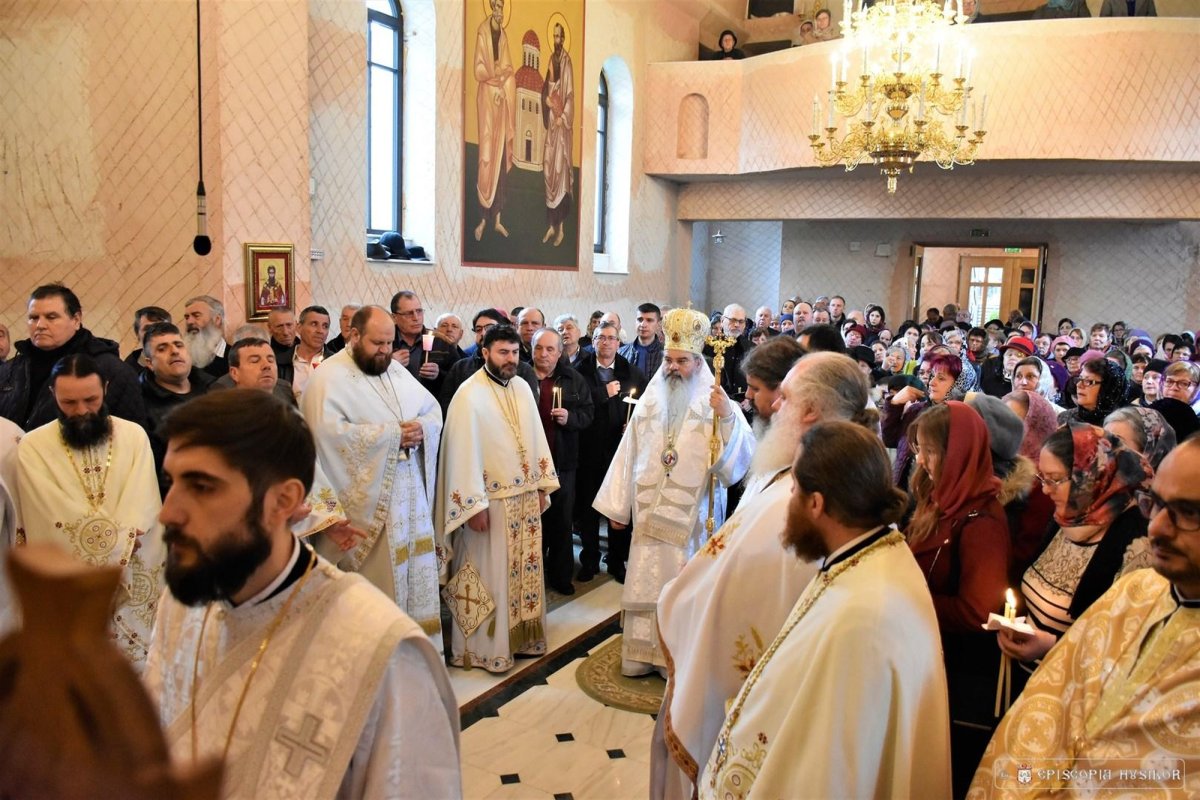 Slujire a Episcopului Hușilor în catedrala din Bârlad 251737